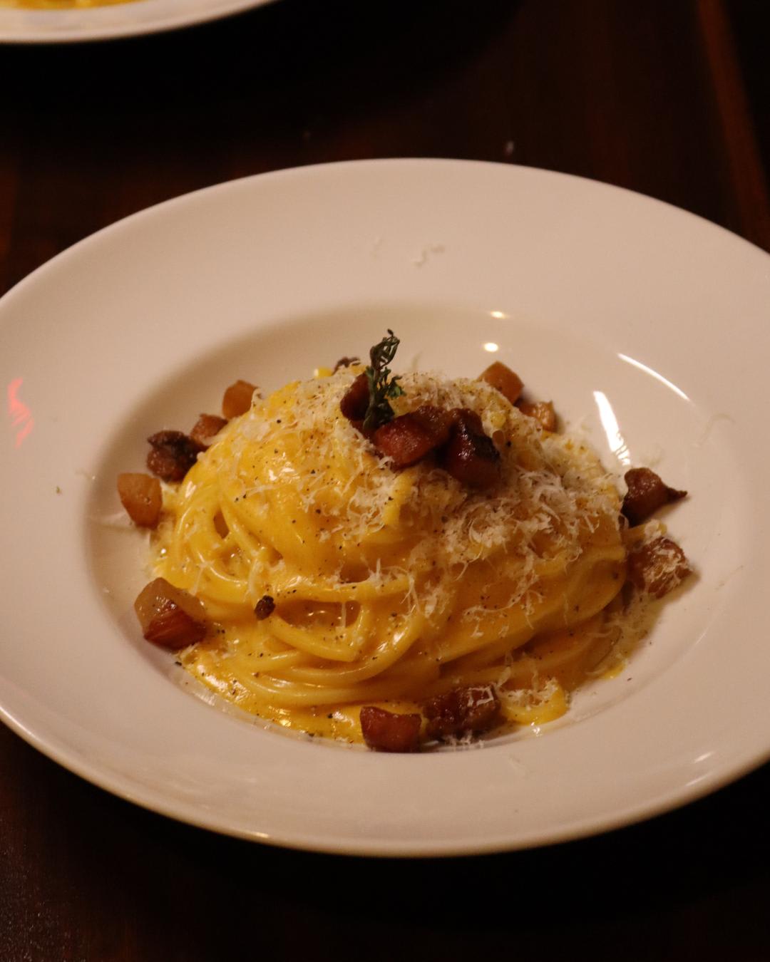Esparguete à carbonara com guanciale caramelizado, pecorino e pimenta preta