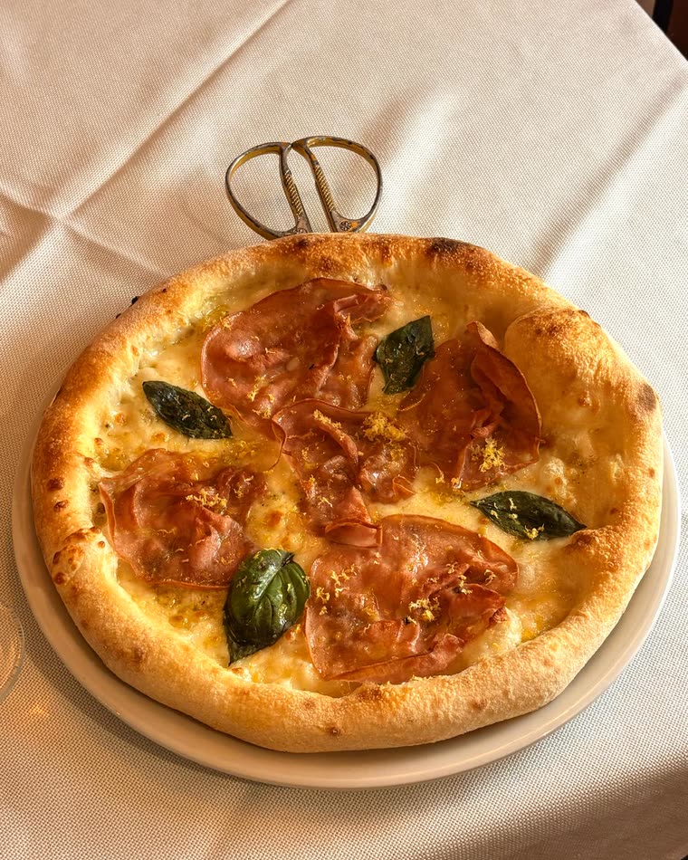 Pizza napolitana de fermentação lenta com manjericão